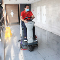 RIDE-ON SCRUBBER DRYER